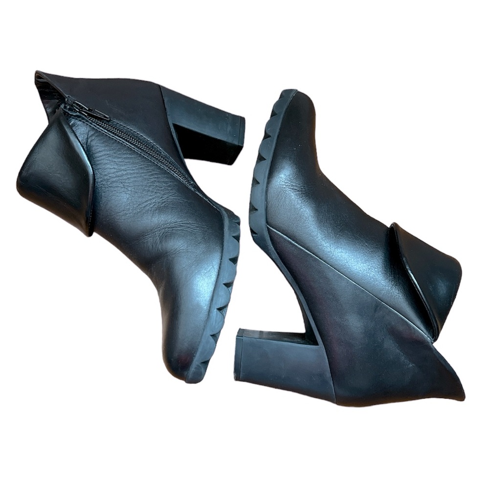 Studio Flexx Women’s black leather booties foldable block heels size 8